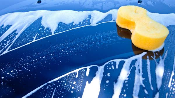 Чем лучше мыть машину губкой или щеткой - фото