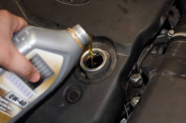Какое масло лучше заливать летом в двигатель чтобы уберечь мотор с фото