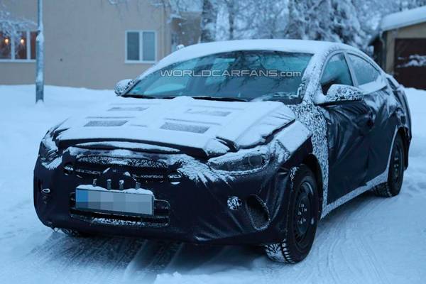 Hyundai Elantra заметили на зимних на тестах - фото