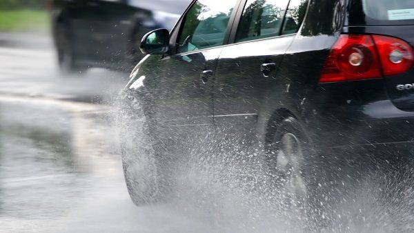 Как ездить на автомобиле в дождливую погоду с фото